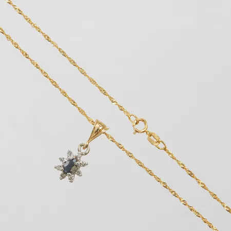 Kedja Singapore längd: 40,2cm, bredd: 1,2mm, hänge 20x8,2mm med safir samt diamanter 8 x ca.0,01ct, 8/8-slipade, 10K Vikt: 2 g