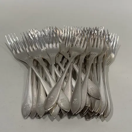 36 bordsgafflar Svensk spets 18,2cm, monogramgravyr, silver 830/1000 Vikt: 1484,2 g
