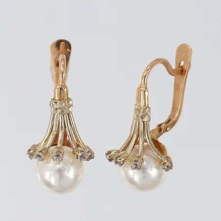 Ett par örhängen med imitationspärlor samt vita stenar 23,5x11,5mm 14K. Vikt: 5,1 g