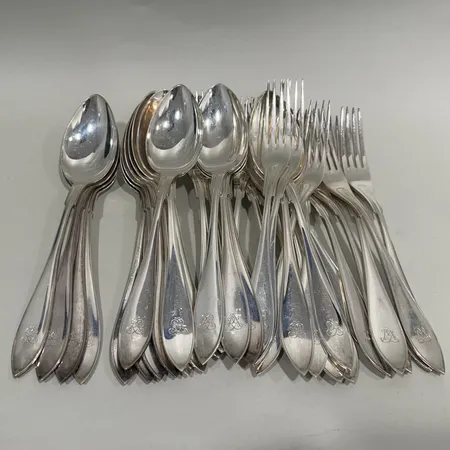 18 matskedar 18 matgafflar Svensk spets 21,7cm, monogramgravyr, silver 830/1000 Vikt: 2365,9 g