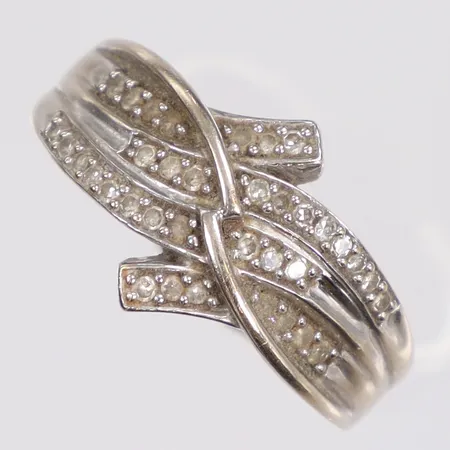 Ring med diamanter 30x0,005ct, stl:19, bredd 2-11mm, vitguld, GHA, 18K Vikt: 4,3 g
