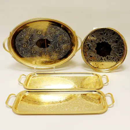 4st serveringsbrickor Scandia guld, 1 x Ø24cm, 2 x 16,5x43cm, 1 x 26,5x40cm, inga tillbehör, fint bruksslitage  Vikt: 0 g Skickas med postpaket.