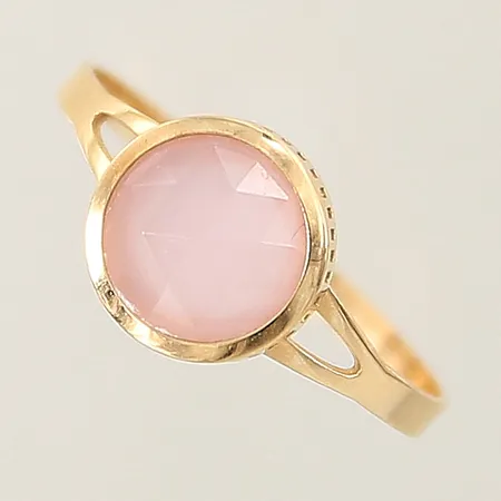 Ring med rosa sten stl:17¾ bredd 1,6mm GHA 18K Vikt: 1,2 g