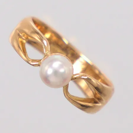 Ring odlad pärla Ø5mm stl:16½ 18k Vikt: 4,3 g