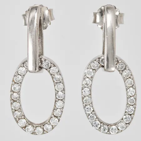Ett par örhängen med vita stenar längd: ca 2,5cm bredd: ca 2-10 mm silver 925/1000 Vikt: 3,7 g
