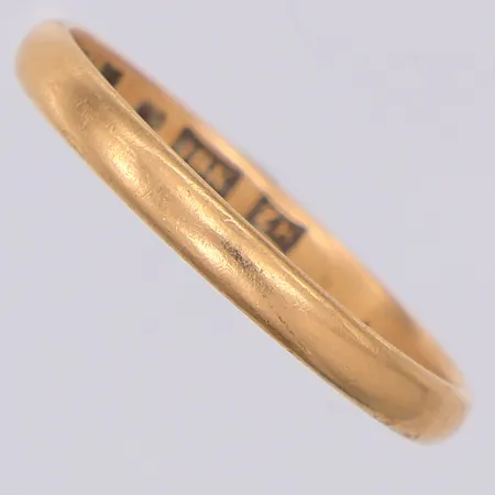 Ring slät stl:19¼, svag gravyr, 18K Vikt: 2,6 g