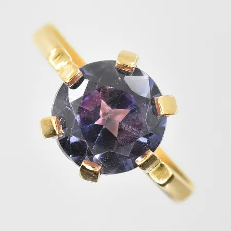 Ring med lila sten stl:17, bredd 2mm, gravyr, 18K+23K. Vikt: 8,7 g