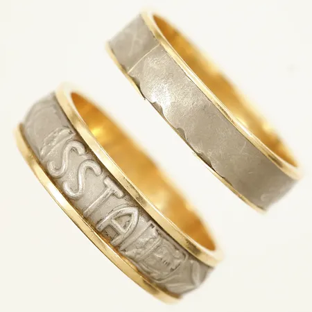 2 ringar med monel gravyr slitage 18K bruttovikt 9,8g Vikt: 9,9 g
