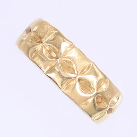 Ring med präglad dekor stl 18¾ bredd 7mm 18K Vikt: 5,7 g