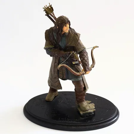 Samlarskulptur Sagan om Ringen "kili the dwarf", formgiven av Lindsey Crummet för Weta Workshop, mått: 22,5x14x23cm, nr 555/1000, halva spjutet av , inga övriga tillbehör