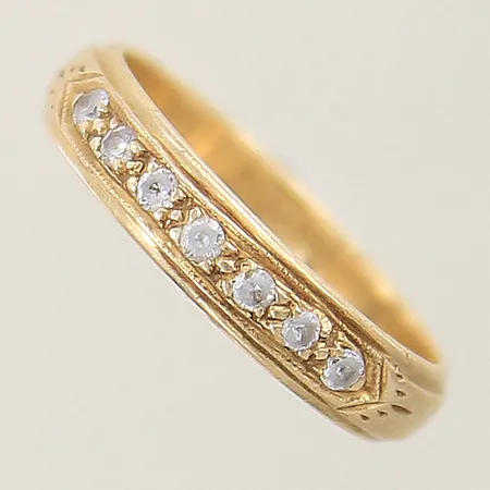 Ring med vita stenar stl:16¼ bredd 3,8mm gravyr 18K Vikt: 3 g