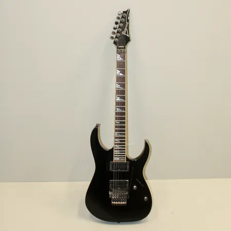 Elgitarr Ibanez RGTD 42 DX, år 2007, kropp i mahogny, hals i valnöt, greppbräda i rosenträ med sharktooth-inlägg, wizard II profil, 24-st jumboband, configration HH, INF 1 INF 2-mikrofoner, Edge III stall, ton/volym, 5-läges-switch, svajarm, serienr CP07014885, hårtfodral. Skickas med Bussgods eller PostNord