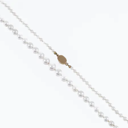 Collier med saltvattensodlade pärlor Ø 3 - 7,3 mm med kistlås i 18K guld. Längd 53 cm. Vikt: 0 g