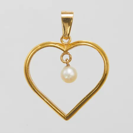 Hänge hjärta omgjord förlovnings/vigselring, 29,3x22,6mm, personlig gravyr, odlad pärla, 23K, ögla i 18K, bruttovikt 5,1g Vikt: 5,1 g