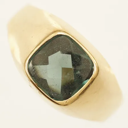 Ring med troligtvis syntetisk spinell stl:21½ bredd 4,1mm 18K bruttovikt 4,9g Vikt: 4,9 g