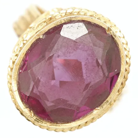 Ring med syntetisk rubin stl:17½ bredd 4,5mm 18K bruttovikt 9,2g Vikt: 9,2 g