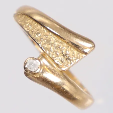 Ring med vit sten, stl:19, bredd 2-12mm, 18K Vikt: 3,8 g
