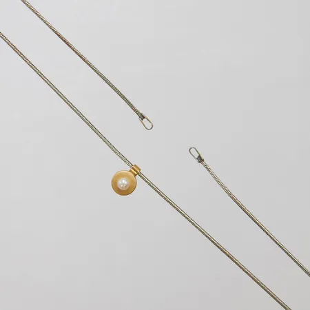 Collier Ormlänk längd: 46,5cm, bredd: 1,2mm, saknar lås, silver 925/1000, integrerat hänge i 18K med odlad pärla, bruttovikt 5,3g Vikt: 5,3 g