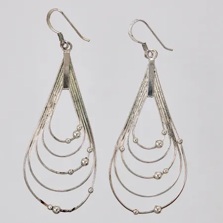 Ett par örhängen längd: ca 7cm bredd: ca 1-25mm GHA silver 925/1000 Vikt: 5,1 g