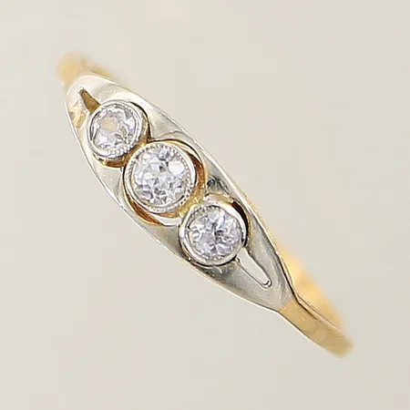 Ring med vita stenar stl:15¼ bredd 1mm vitguldsdetaljer 18K Vikt: 1,6 g