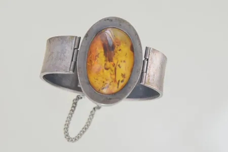 Armand med bärnsten diam 6 cm bredd 2-4,3 cm, inga stämplar silver Vikt: 49,4 g