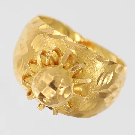 Ring med dekor stl:16¾ bredd 4,5-13mm bucklig spår av lagning 21K. Vikt: 4,3 g
