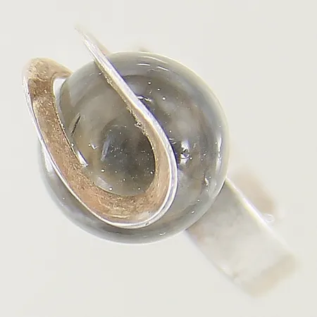 Ring med plastkula reglerbar storlek bredd 5mm, plastkula rörbar silver 925/1000 Vikt: 7,3 g