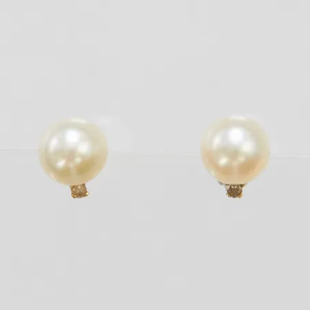 Örhängen med odlade saltvattenpärlor Ø5,7mm samt diamanter 2 x ca.0,0025ct, 8/8-slipade 14K med snurrebussar i 18K, bruttovikt 0,9g.