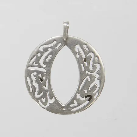Hänge med arabisk skrift längd ca 34mm inkl ögla, Ø 30mm, 800/1000 silver Vikt: 6,4 g