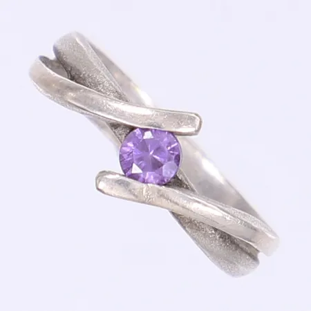 Ring med lila sten stl 17¾ bredd 4-8mm silver 925/1000 Vikt: 3,4 g