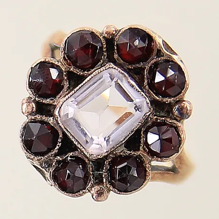 Ring med granater samt bergskristall stl:16¾ bredd 2,3-16,5mm, nagg samt slitage runt infattningar, 14K Vikt: 3,5 g