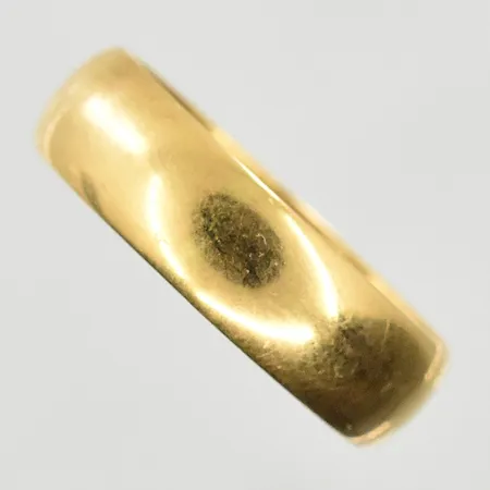 Ring stl:19½, bredd 6mm, gravyr, 18K. Vikt: 5,1 g