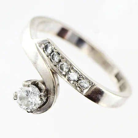 Ring diamanter totalt 0,33ctv enligt gravyr stl:16½ bredd 2-10mm vitguld 18K.  Vikt: 3,7 g