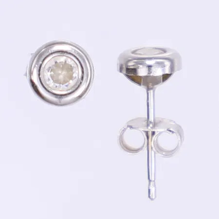 Ett par örhängen med vita stenar Ø4mm vitguld 18K Vikt: 0,7 g