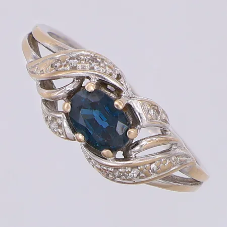 Ring diamanter 7 x ca 0,005ct blå safir stl:15¾ vitguld, importstämpel, 18K Vikt: 2,3 g