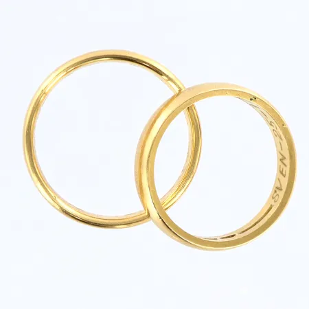 2 Ringar stl:17½/18¾, bredd 3/5mm, gravyr, 18K Vikt: 10,9 g