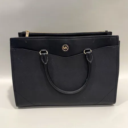 Väska Micheal Kors Everly 36x35,5x11cm, guldfärgade beslag, axelrem, bruksstligae, fläckar på läder, glitter rester på insidan av väskan, inga andra tillbehör