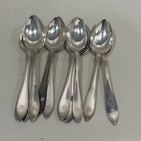 12 kaffeskedar Svensk spets 13cm, monogramgravyr, silver 830/1000 Vikt: 186,6 g