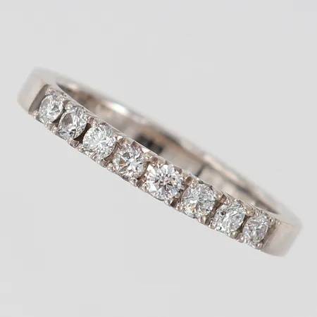 Ring med diamanter totalt 0,40ctv enligt gravyr stl:18¼ bredd 2,5mm vitguld 18K. Vikt: 4 g