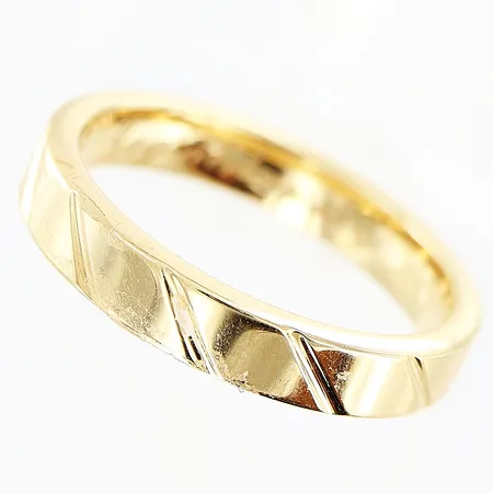 Ring mönster stl:14¼ bredd 3mm gravyr 18K.  Vikt: 2,9 g