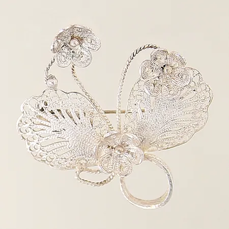 Brosch med genombruten dekor 9x34mm silver 925/1000 Vikt: 3,7 g