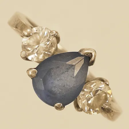 Ring med blå samt vita stenar stl:17 bredd 10,1mm silver 925/1000 Vikt: 3,9 g