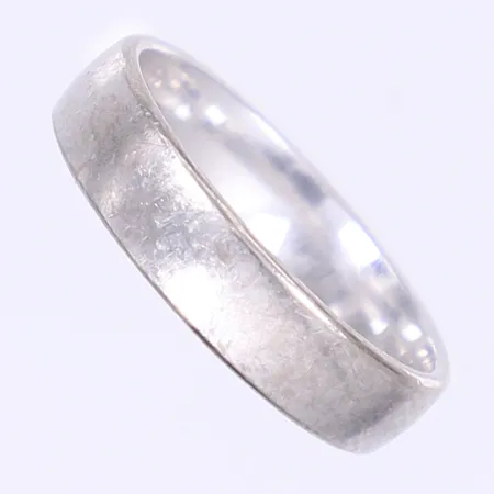 Ring stl 18¾ bredd 5mm vitguld 18K Vikt: 6,5 g