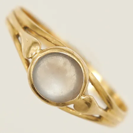 Ring med blå sten stl:16¾ bredd 6,4mm smärre ojämnheter på skenan 18K Vikt: 1,2 g