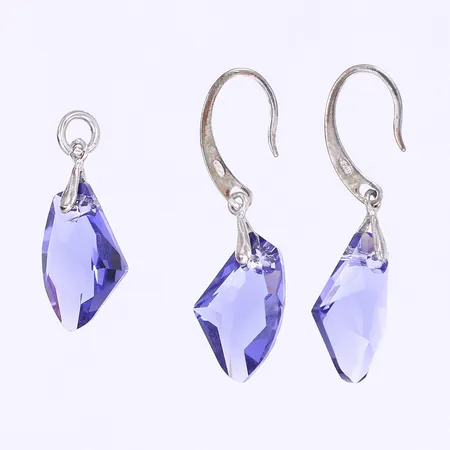 Smyckeset Swarovski bestånde av hänge och ett par örhängen med lila stenar höjd 25-40mm ask medföljer silver 925/1000 Vikt: 6 g