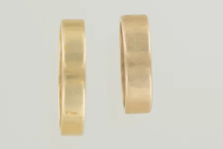 Ringar stl:22/18¾,gravyr 18K Vikt: 13,2 g