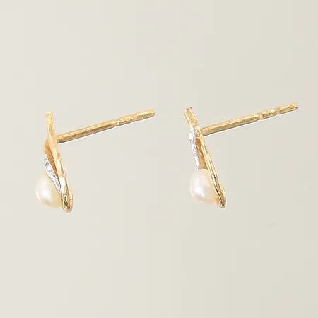 Örhängen med odlade pärlor samt diamanter 2x ca 0,005ct saknar snurrebusar 18K Vikt: 0,6 g