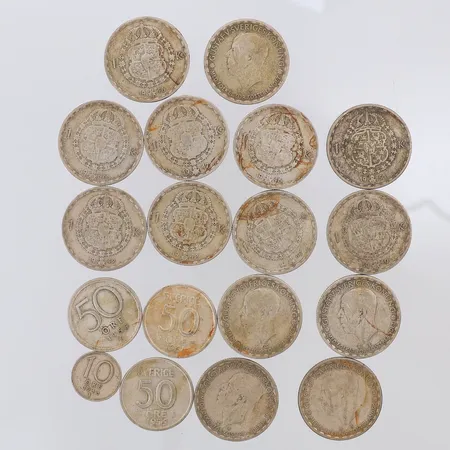 14 Mynt Gustaf V 1 kr år 1947-61, 1 Mynt 10 öre år 1948, 3 Mynt 50 öre år 1950-1961, 400/1000 silver Vikt: 112,9 g