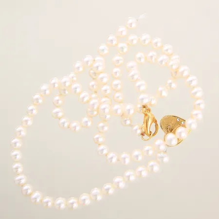 Pärlcollier 95st med odlade pärlor Ø4,4-4,9mm längd ca 46,5cm, av/omträdning behövs, hänge med stenar samt lås 18K