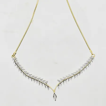 Collier med diamanter ca 0,20ctv, längd 41-47cm, länkens bredd 2mm, halvstel modell, gulguld/vitguld, 18K. Vikt: 17,8 g
